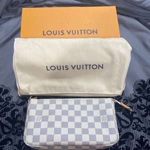 Authentic Louis Vuitton Pouchette never used NWOT🤩